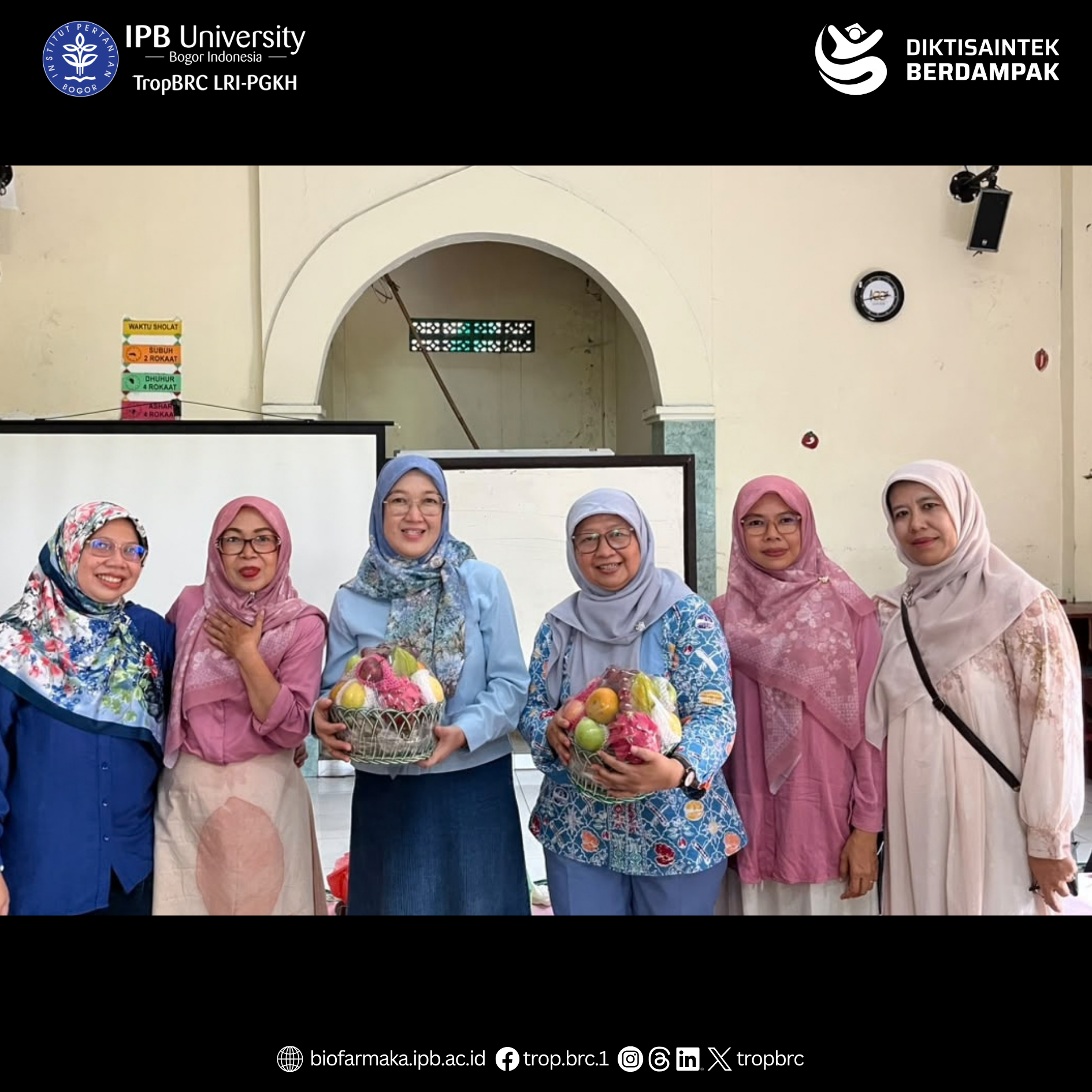 Smiling women
presenting a small box of goods