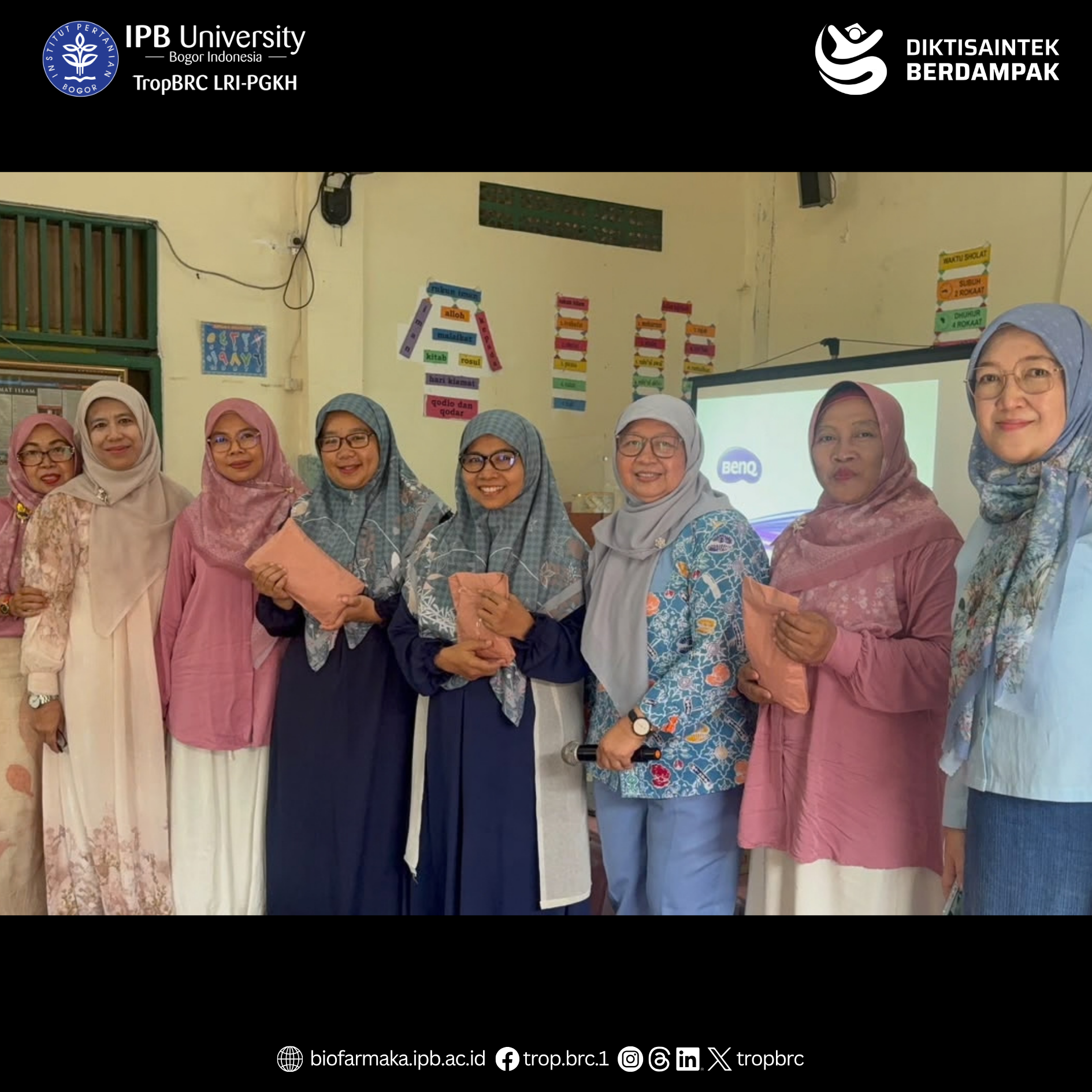 Participants standing and
posing with certificates or papers