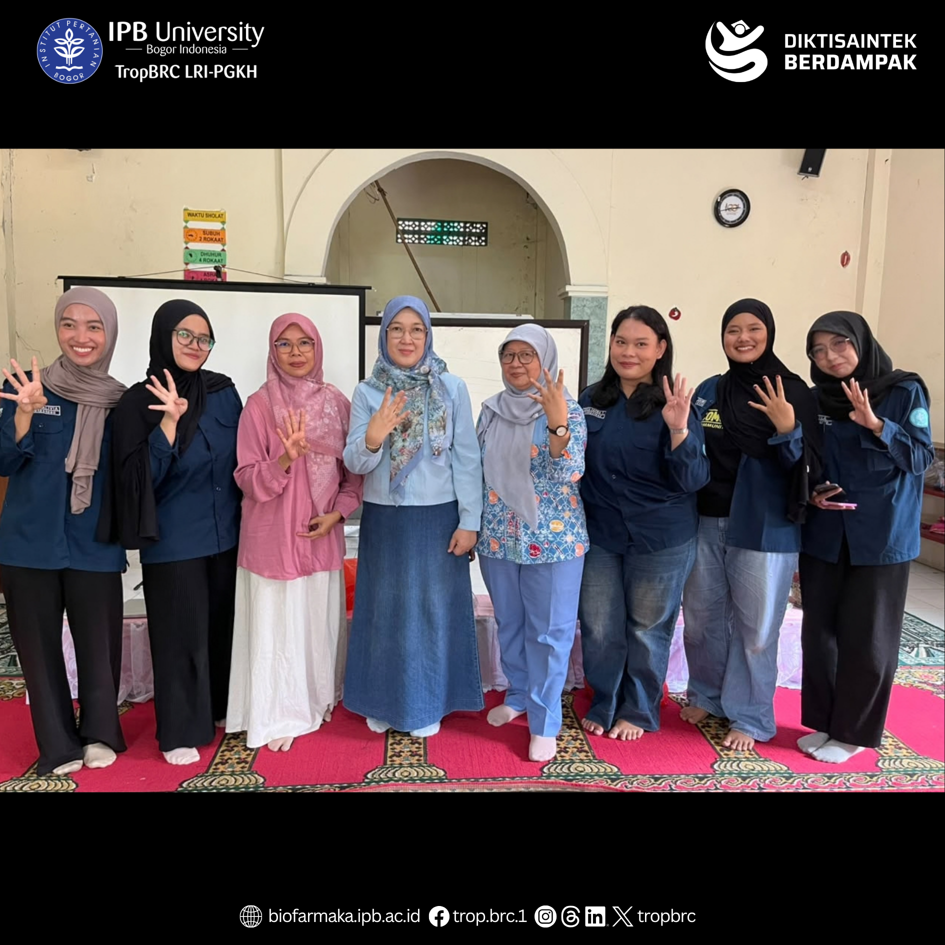 Speaker & Participants posing
in front of an indoor arch.