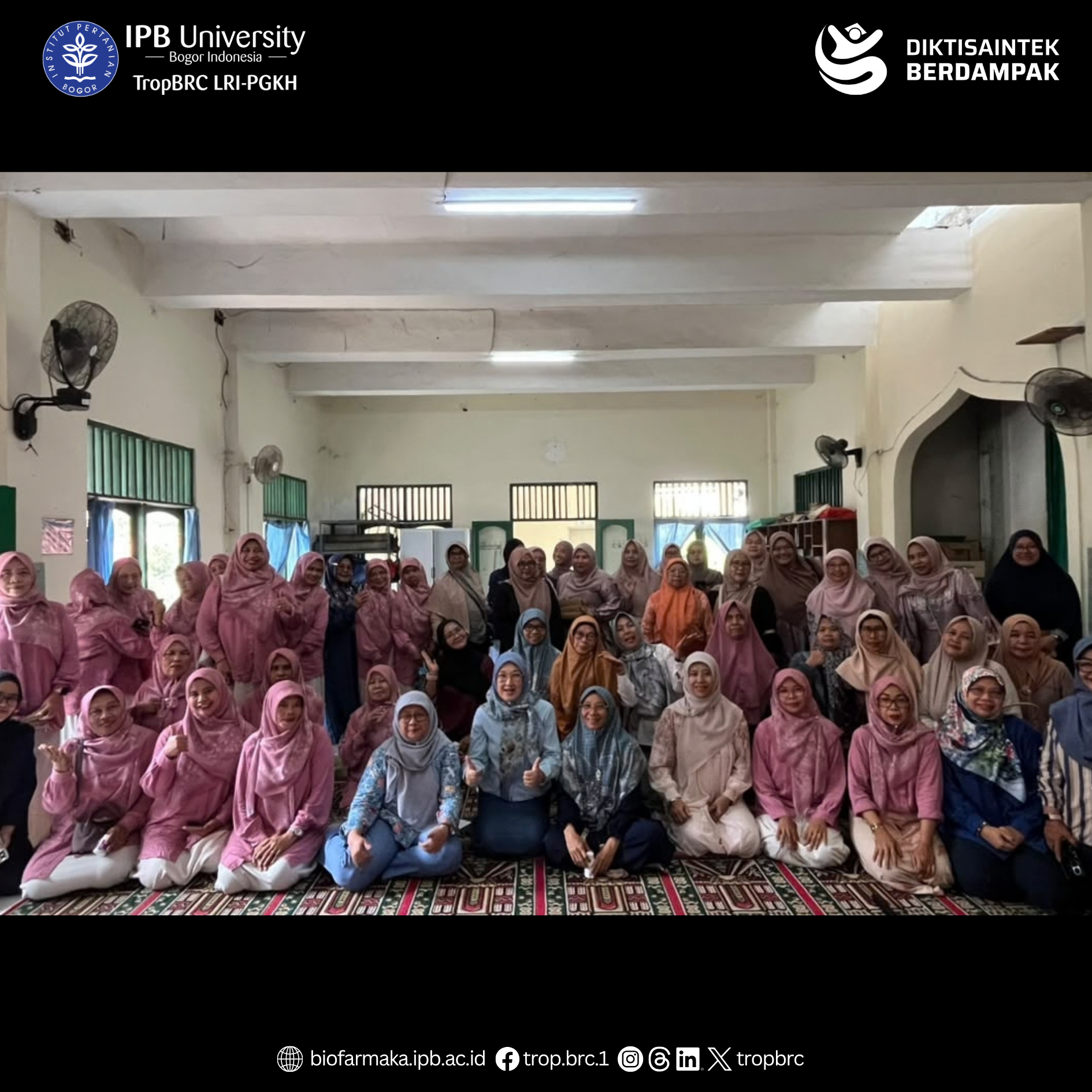 Participants & Speaker smiling together.