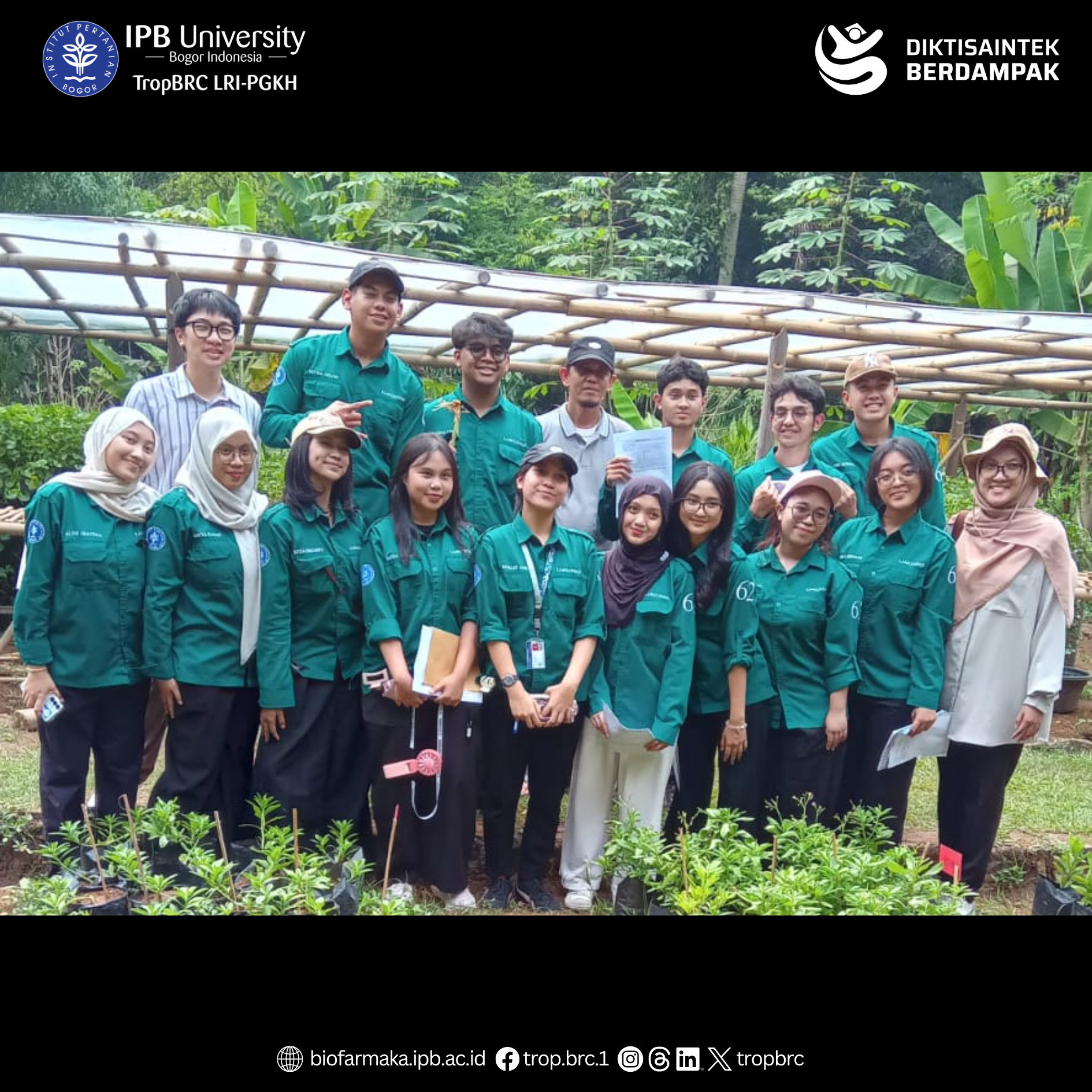 A group photo of IPB students in a nursery area where they study the cultivation of tropical medicinal plants.
